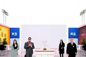 合同条款逐条拆解专题封面，条款文本与放大镜标记