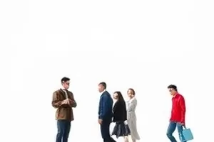 我在片场当群演的那年专题封面，片场角落与折叠椅