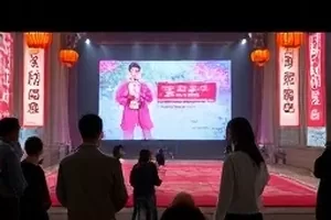 热搜编辑部的日常专题封面，工位桌面与待办便签