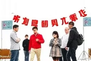 品牌方连夜改文案专题封面，深夜文档与批注痕迹